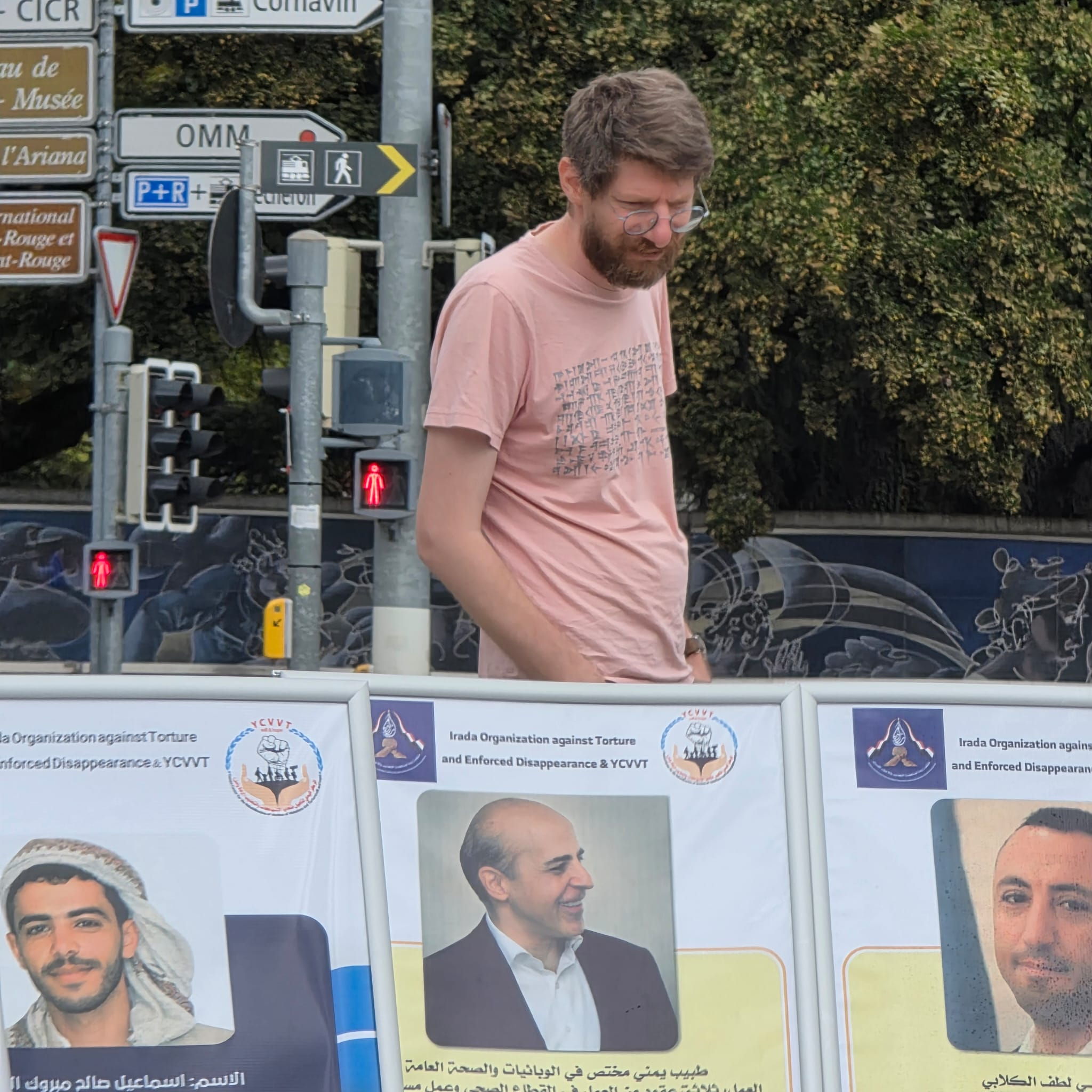 معرض صور في ساحة الأمم المتحدة بجنيف يوثق انتهاكات حوثية بحق المدنيين في اليمن